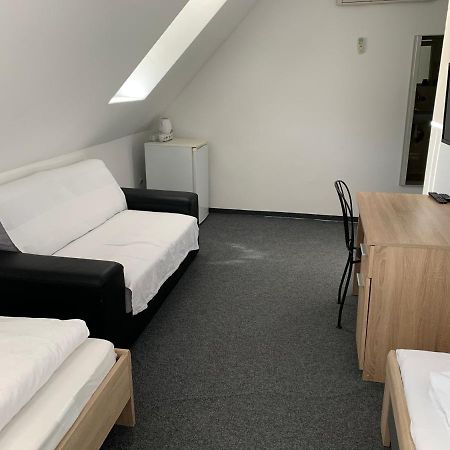 Penzion Holiday Trnava Ngoại thất bức ảnh