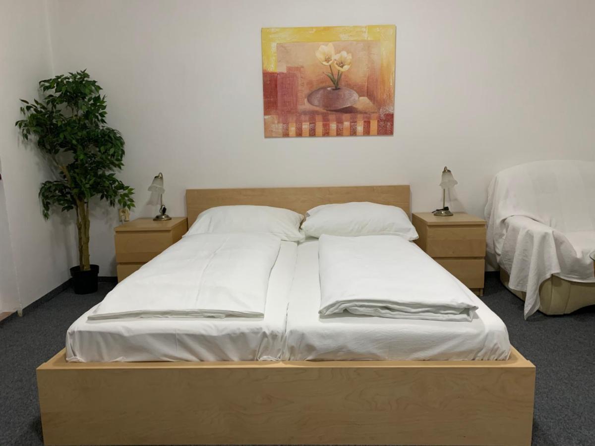 Penzion Holiday Trnava Ngoại thất bức ảnh