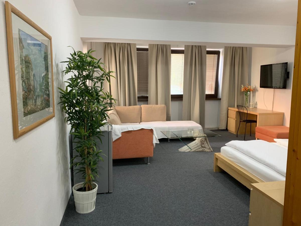 Penzion Holiday Trnava Ngoại thất bức ảnh