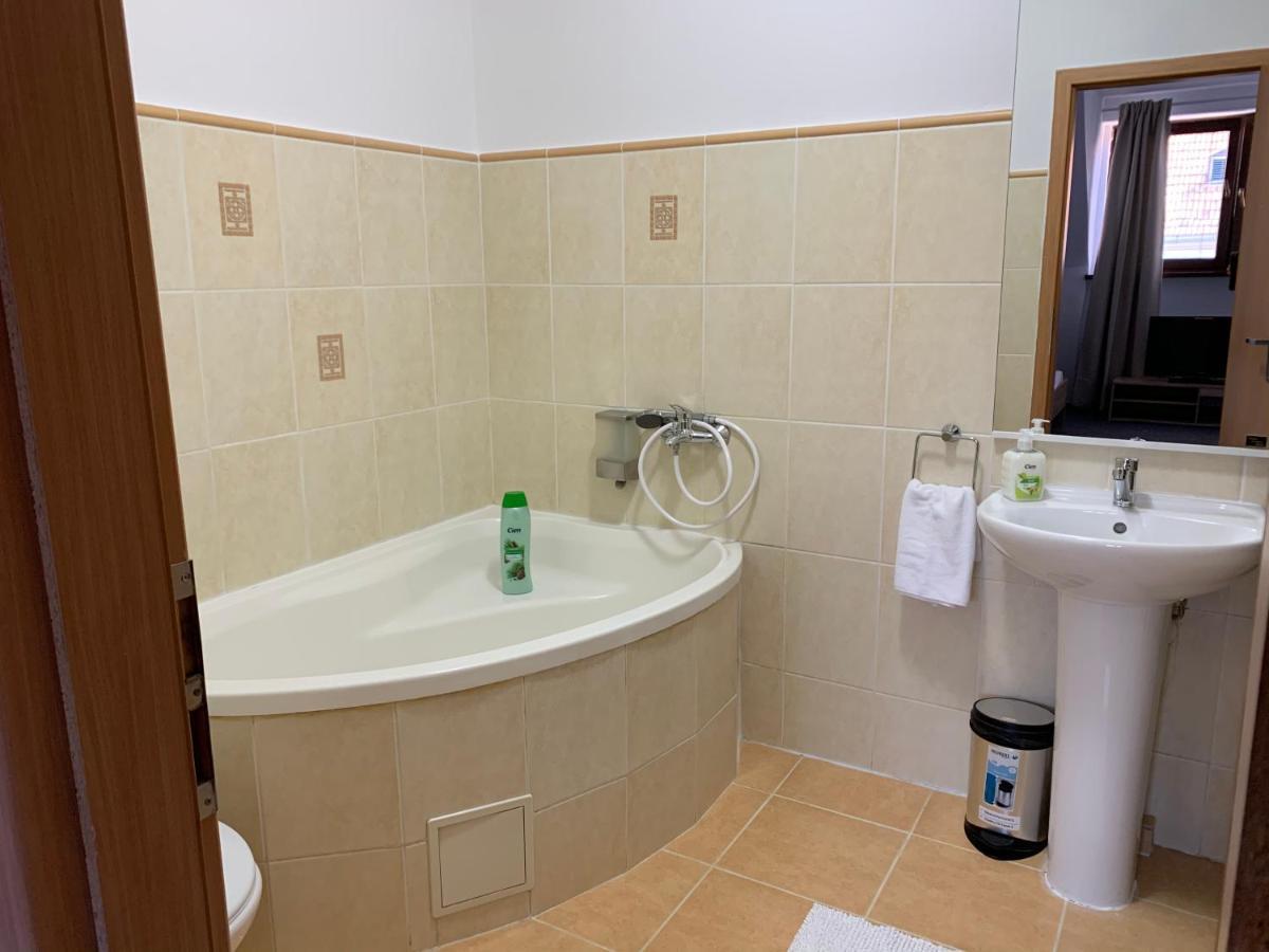 Penzion Holiday Trnava Ngoại thất bức ảnh